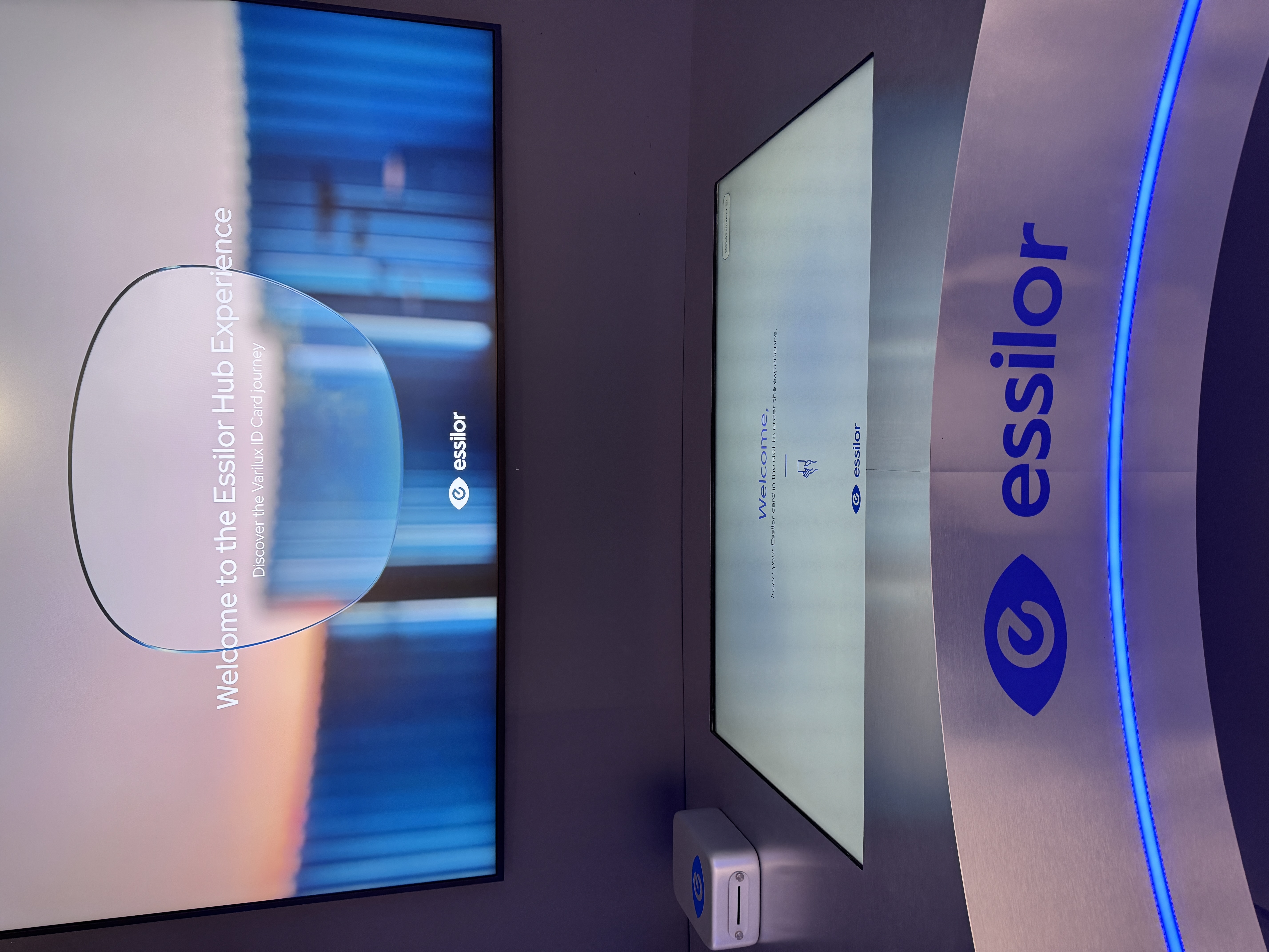 Two screens inviting visitors to discover the Varilux ID card journey and to insert a card in the slot